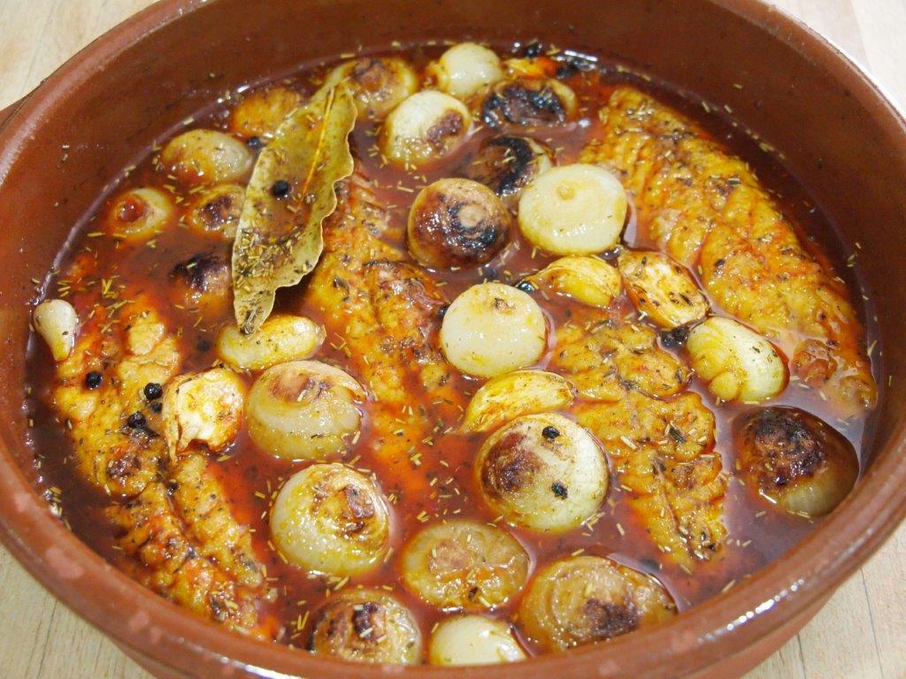 Estorninos con cebollitas en escabeche