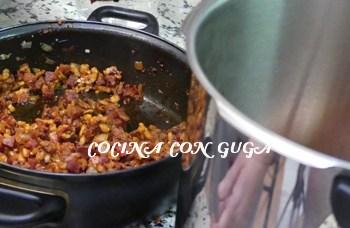 echando-sofrito-olla-grande-receta-caracoles