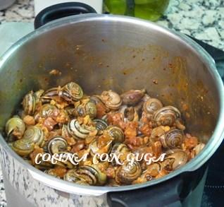 mezclando-sofrito-salsa-caracoles