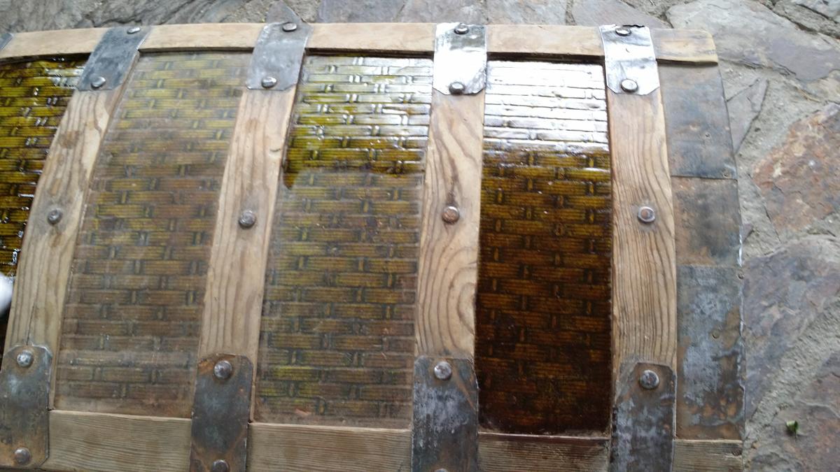 Detalle de la madera y chapa lijada, aplicando el aceite