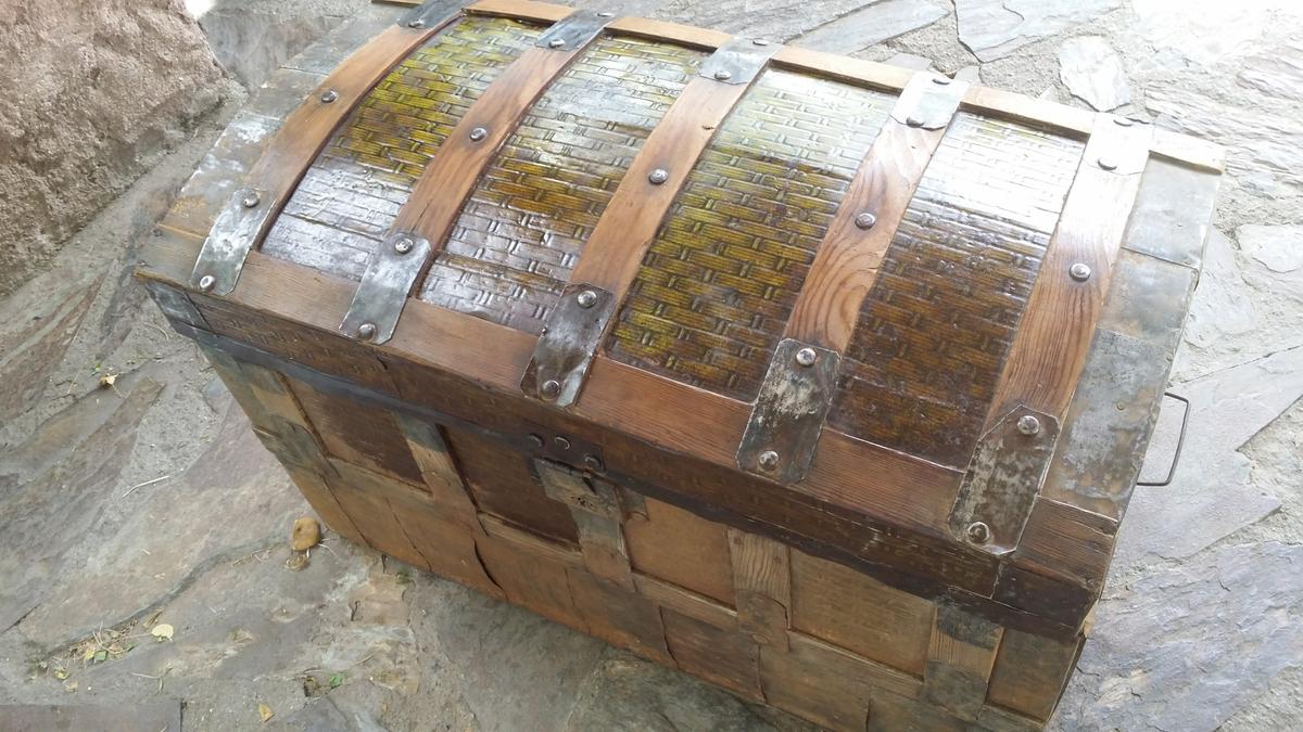 Aplicamos el betún y seguimos aplicando el aceite en el metal