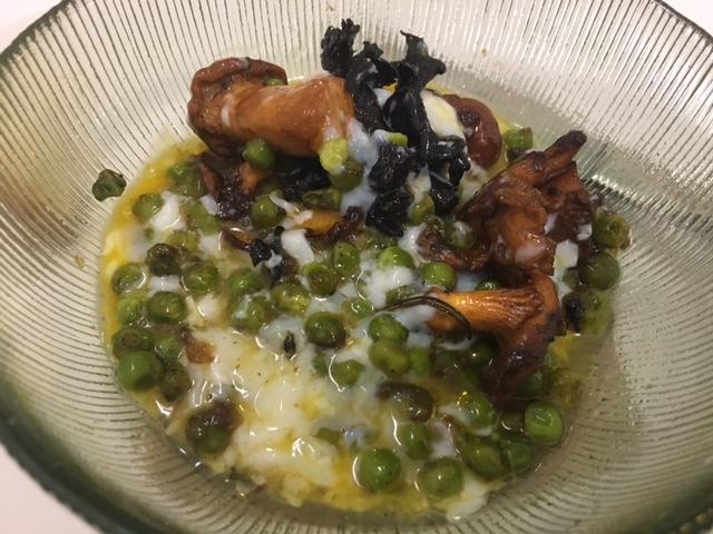 Guisantes salteados con Setas, y huevo escalfado