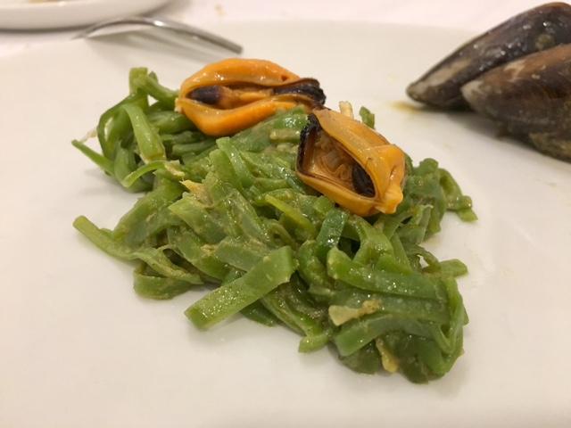 Vainas con mejillones y cremoso de marisco