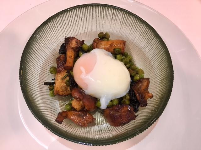 Guisantes salteados con Setas, salsa española y huevo escalfado