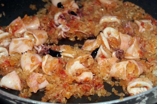 agregar el arroz negro con chipirones