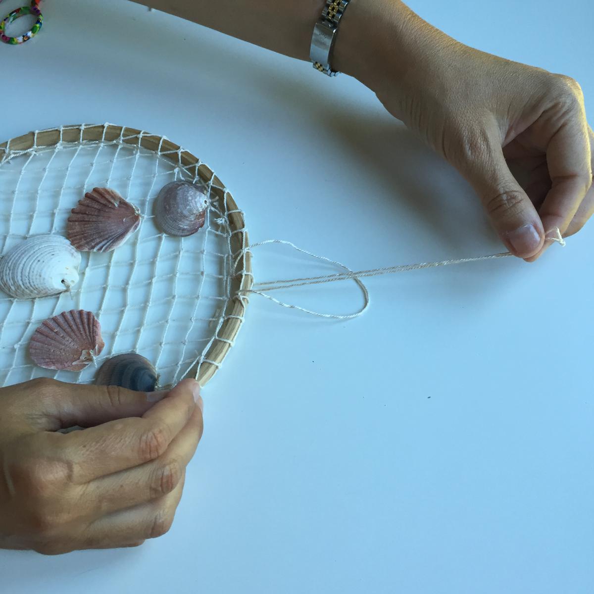 12. ATRAPASUEÑOS MARINO - ATAMOS UNA CUERDA A LA PARTE SUPERIOR DEL BASTIDOR PARA PODER COLGARLO DEL TECHO