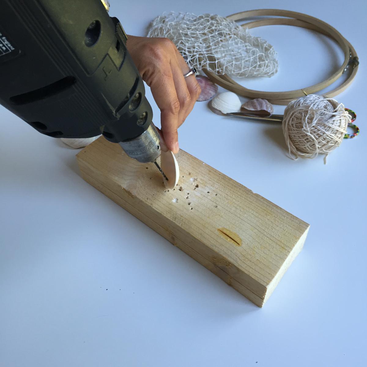 07. ATRAPASUEÑOS MARINO - HACEMOS UN AGUJERO EN LAS CONCHAS CON EL TALADOR