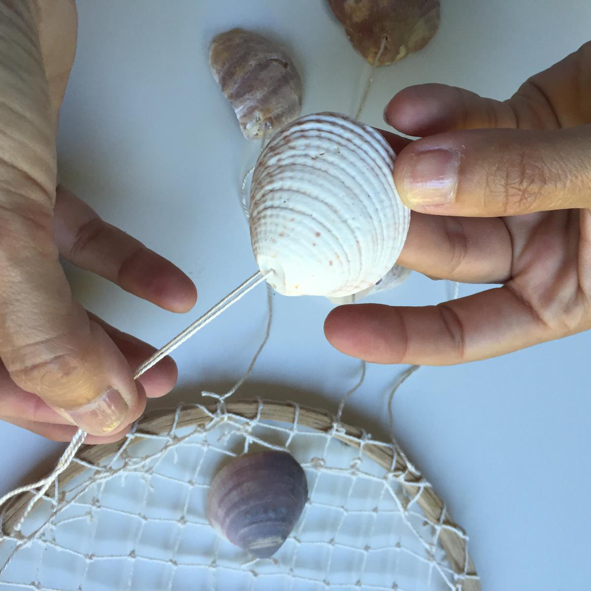 pasamos la cuerda por el agujero de la concha