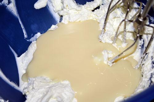 agregar-la-leche-condensada-a-la-tartaleta-de-crema-de-lima