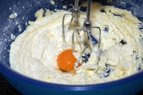 mezclar con las yemas de huevos