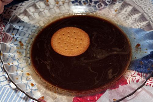 mojar galletas en cafe para la Tarta de Galletas Portuguesa
