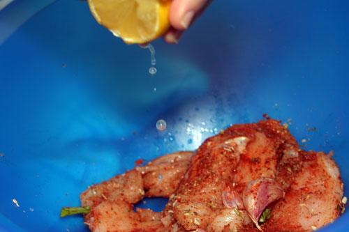 agregar limón al Pollo Adobado