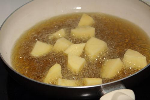 freir las patatas al ajillo