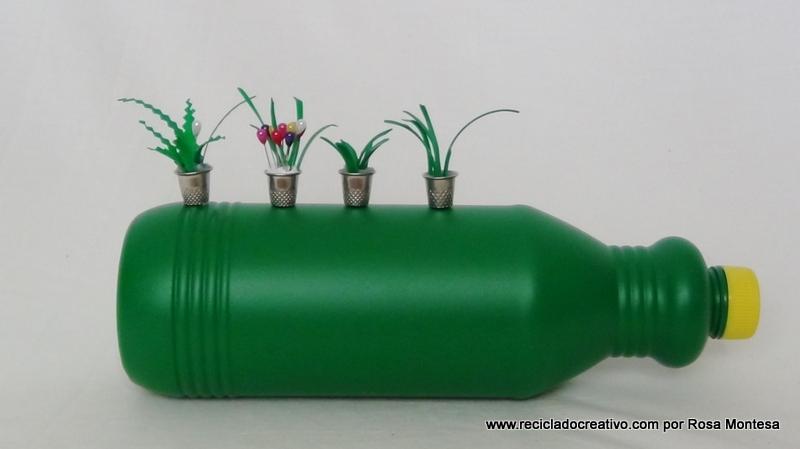 Miniaturas de plantas con dedales de costura y botellas de plástico recicladas