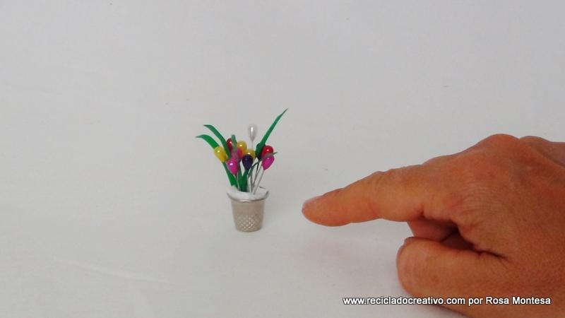 Miniaturas de plantas con dedales de costura y botellas de plástico recicladas
