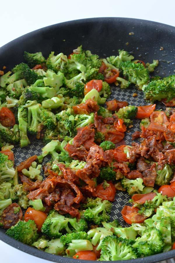 espirales-con-brocoli-tomates-y-pesto-ays-15