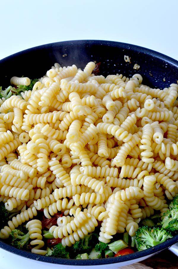 espirales-con-brocoli-tomates-y-pesto-ays-16