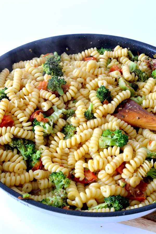 espirales-con-brocoli-tomates-y-pesto-ays-17