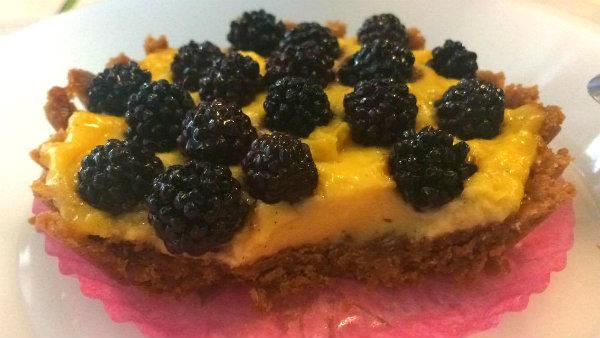 disfrutando-las-tartaletas-de-moras