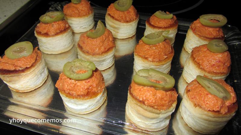 canapés-de-pimiento-morrón,-huevo-duro,-mahonesa-y-atún