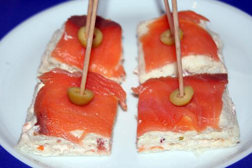 canapes-de-pastel-de-salmon-y-pan-de-molde