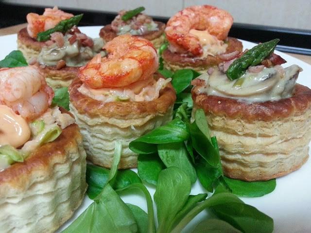 Bandeja de volovanes rellenos gambas merluza champiñones roquefort