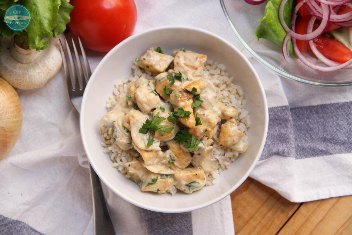 Pechuga de pollo en salsa de nata (crema de leche)