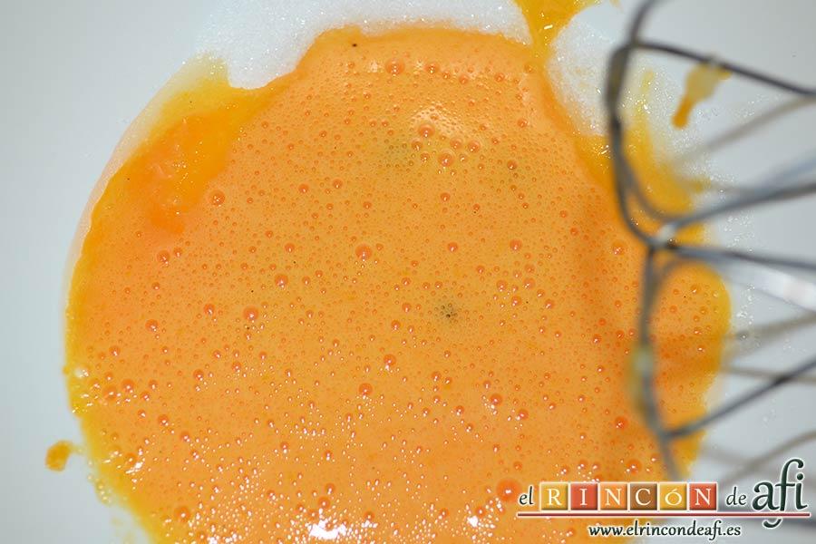 Delicias de nectarina, batir los huevos en un bol y añadir las semillas de la vaina de vainilla y el azúcar