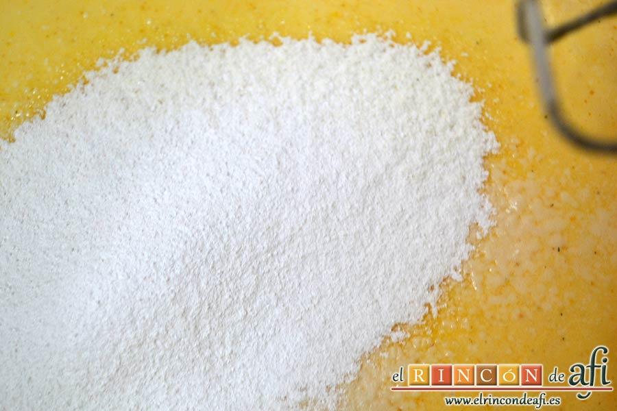 Delicias de nectarina, añadir la harina y seguir batiendo