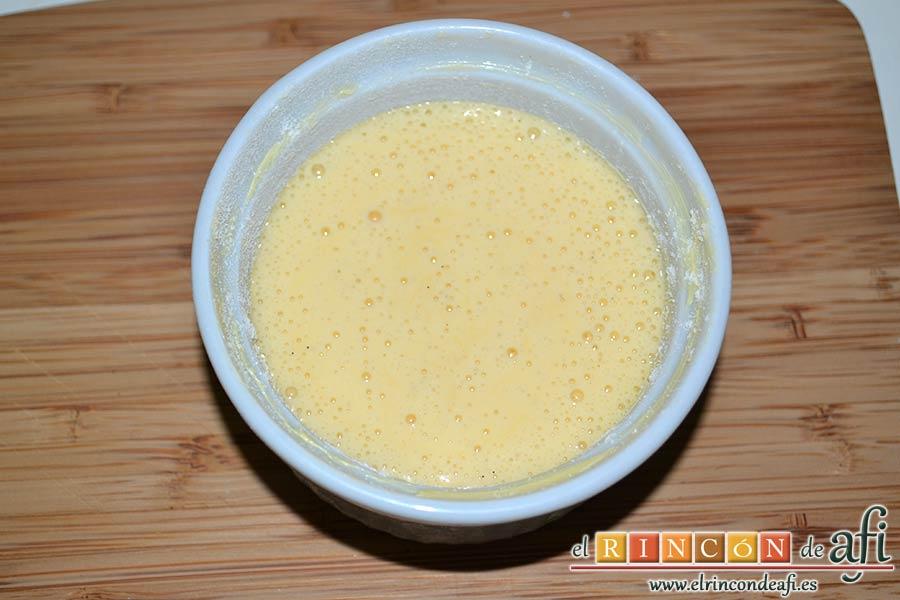 Delicias de nectarina, repartir la mezcla en los moldes