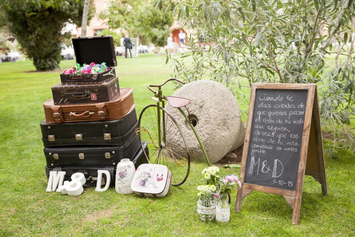 colores-de-boda-organización-bodas-015-rincon-bienvenida-maletas-protector-tacon