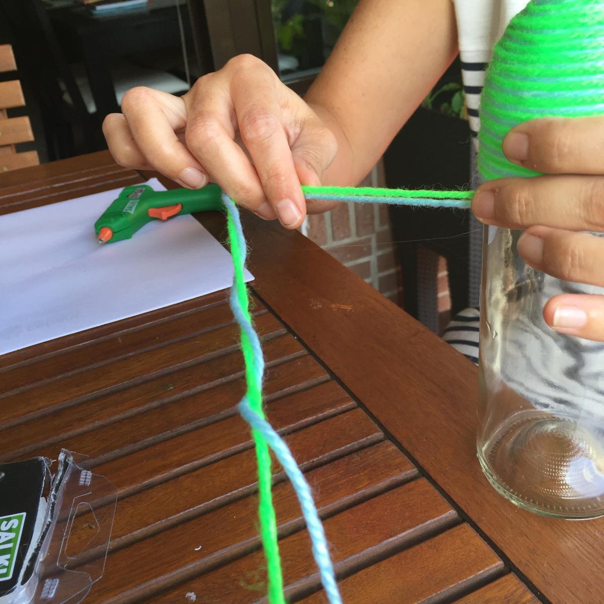 15-botellas-candelabro-decoradas-con-lana-enrollamos-hasta-el-final