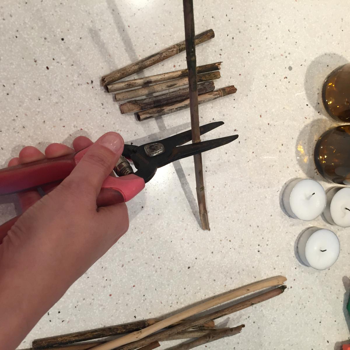 22-portavelas-con-botellas-cortadas-cortamos-los-palos-a-la-medida