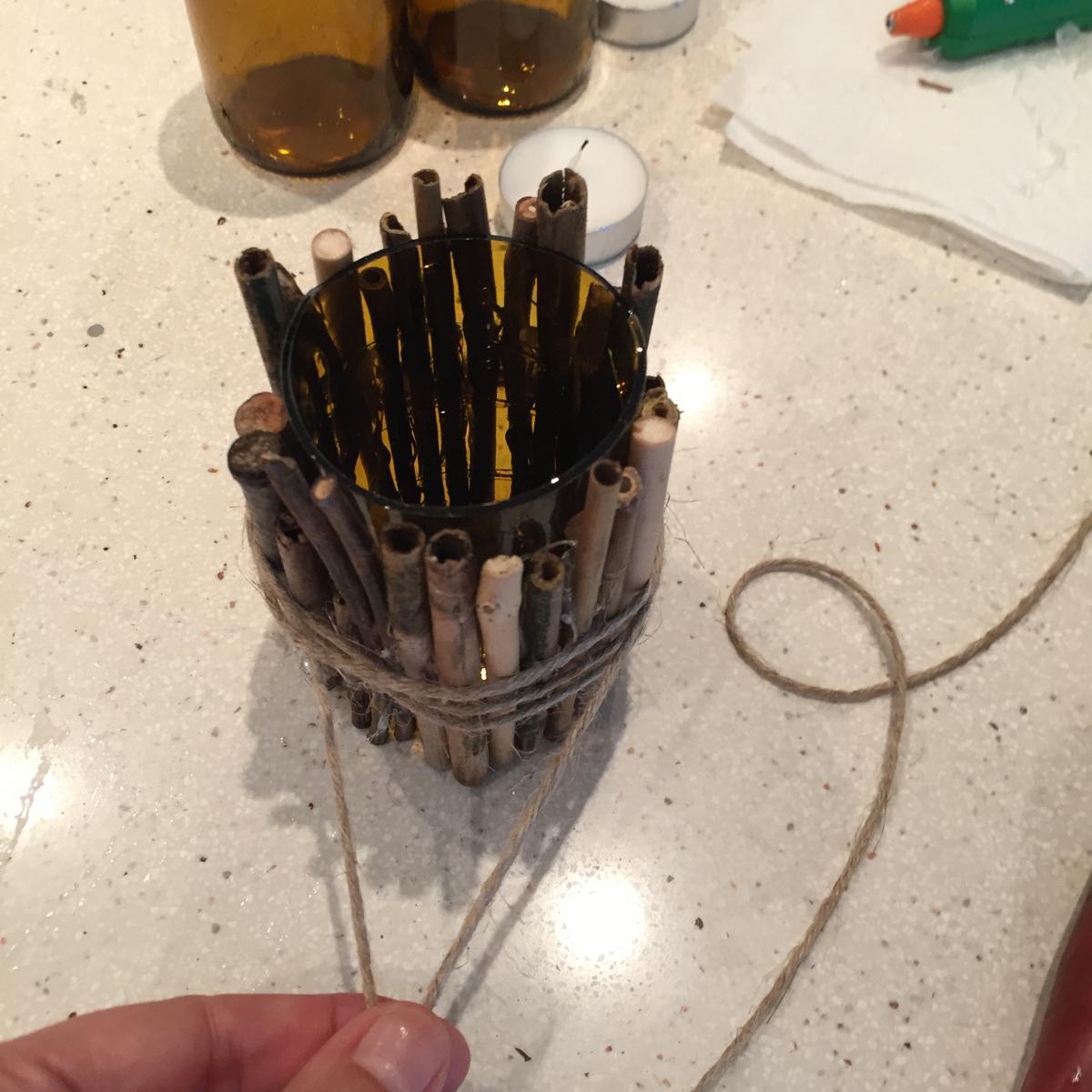 24-portavelas-con-botellas-cortadas-rematamos-con-una-cuerda