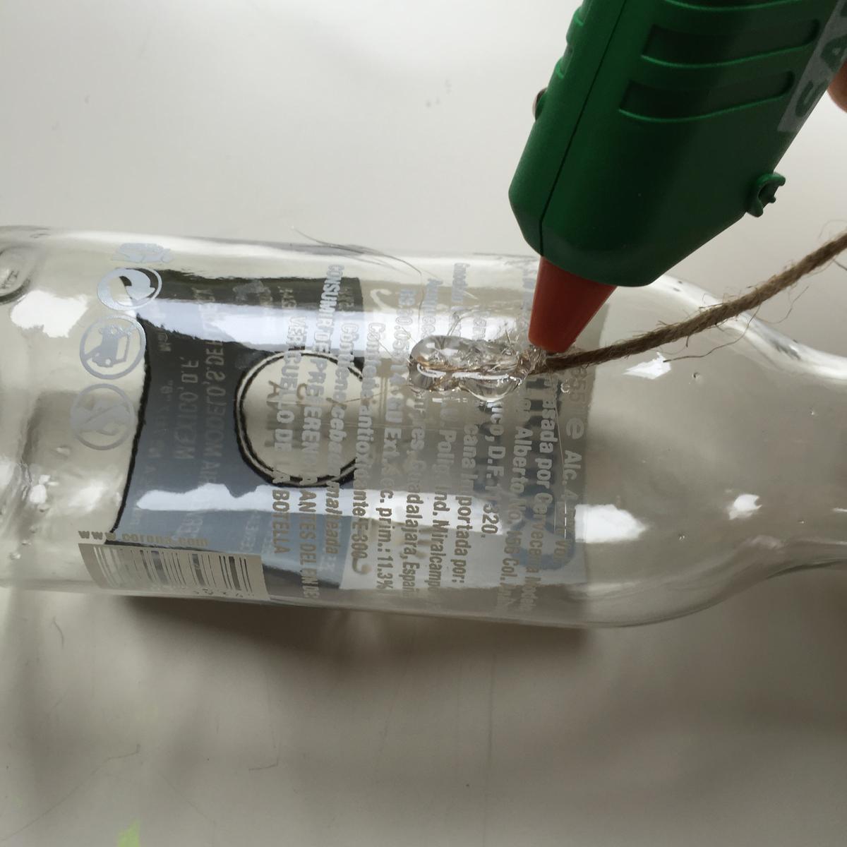 2-botellas-florero-decoradas-con-cuerda-fijamos-el-extremo-en-la-base-de-la-botella