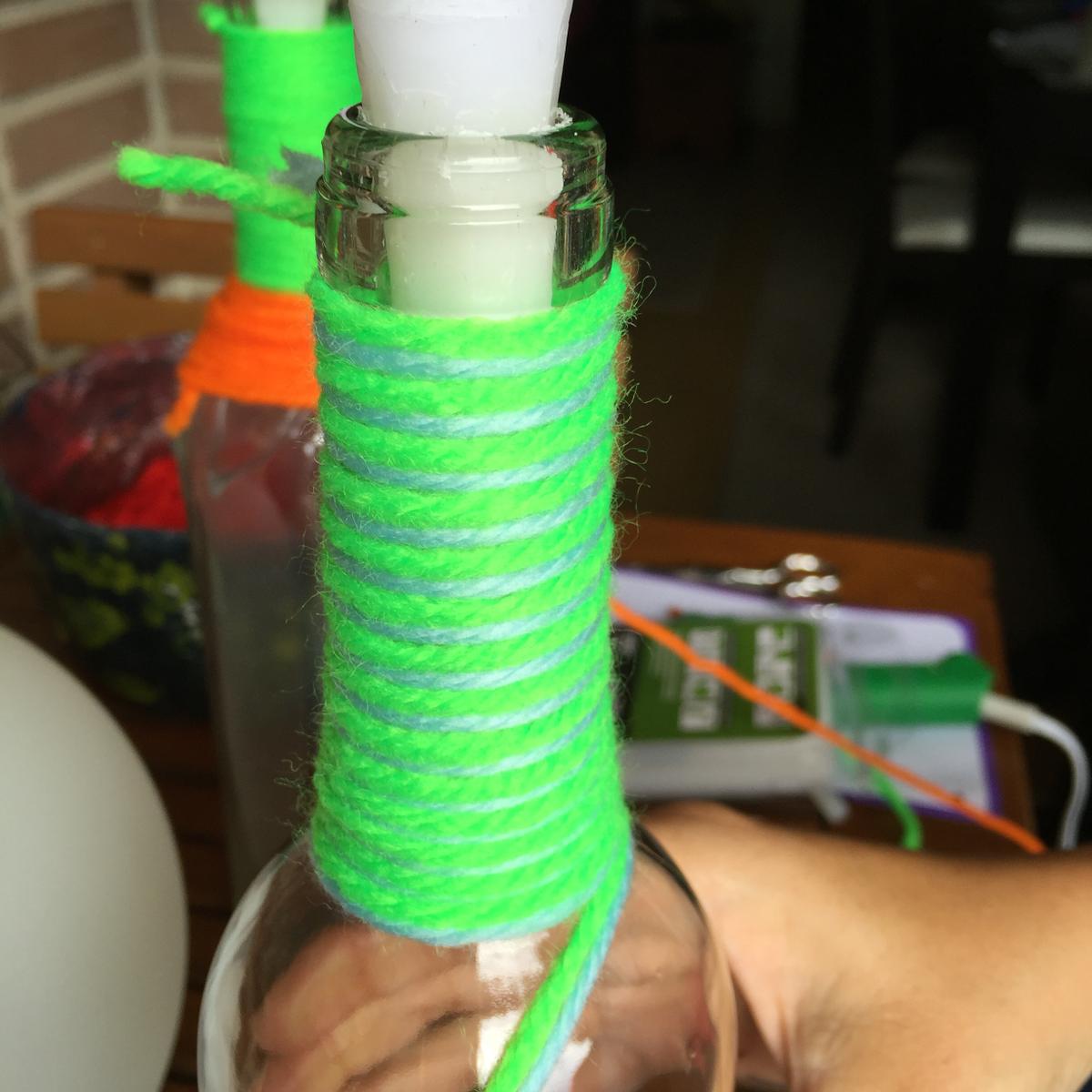 13-botellas-candelabro-decoradas-con-lana-atamos-un-nudo-y-comenzamos-a-enrolar