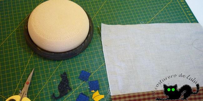 Las piezas terminadas y preparadas para aplicar y el alfiletero barnizado