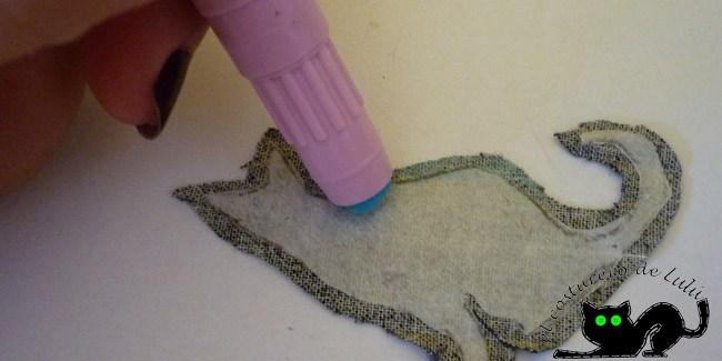 Aplicamos el pegamento en el sobrante de tela
