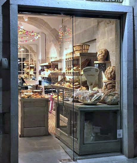 Girona está hecha para ser paseada. Y así, paseando encontrarás comercios preciosos, con reformas e interiores que te van a encantar.