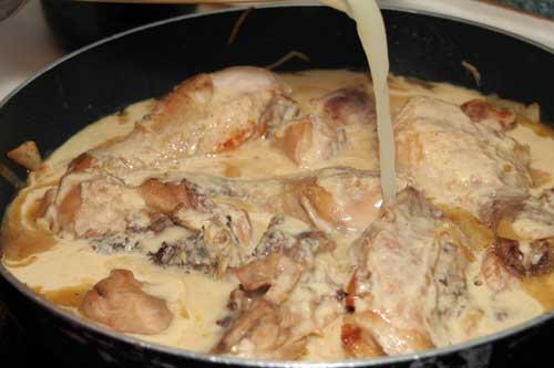 agregar el caldo al pollo en pepitoria