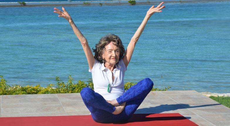 Tao Porchon-Lynch, la instructora de Yoga de 96 años, con la movilidad de una niña.
