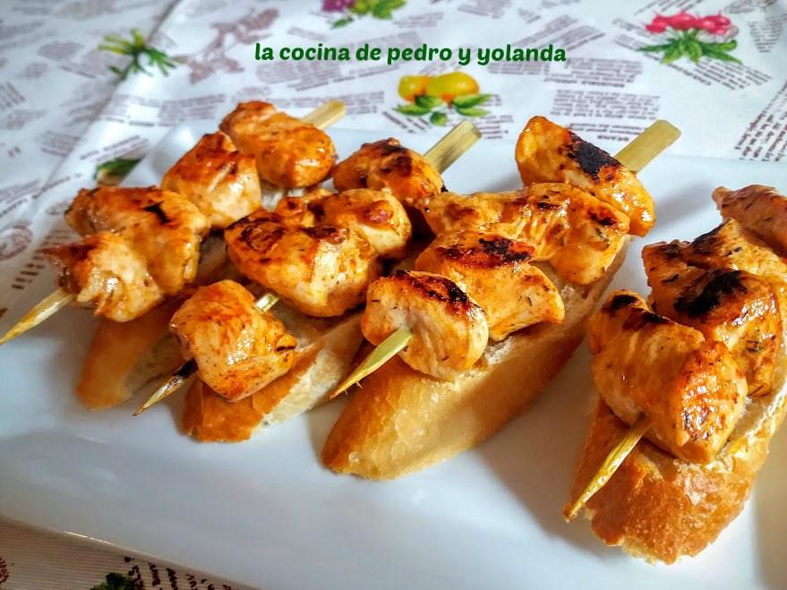 brochetas de pollo en adobillo. Pinchos de pollo en abobo