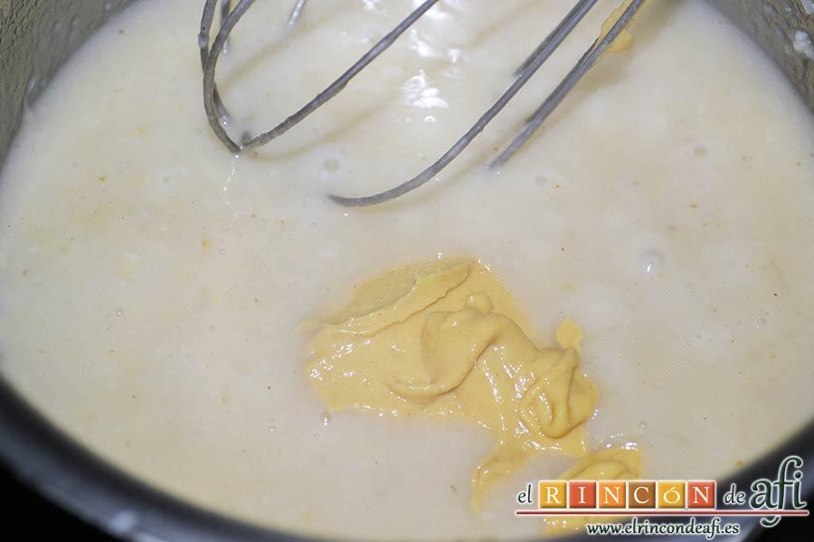 Mejillones con salsa de mostaza, añadir la mostaza de Dijon