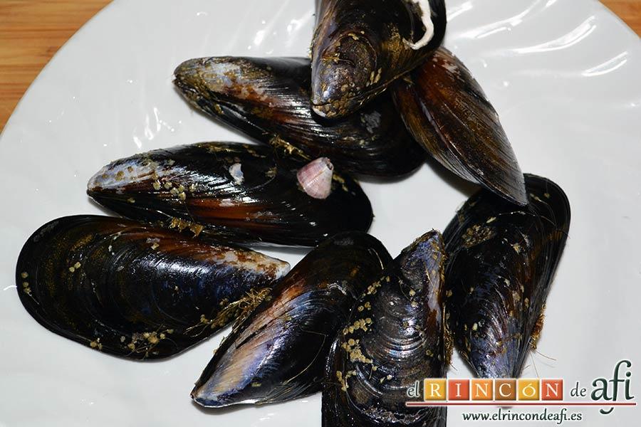 Mejillones con salsa de mostaza, lavar muy bien los mejillones