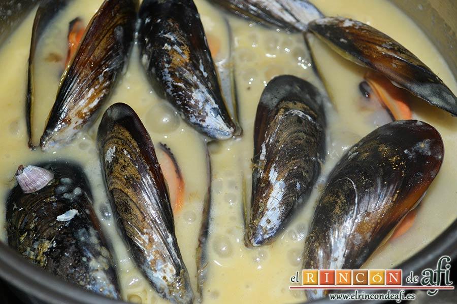 Mejillones con salsa de mostaza, añadirlos a la salsa para que se abran