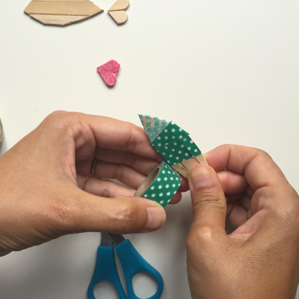 Con washi tape de otro color hacemos el cuerpo, y la cola