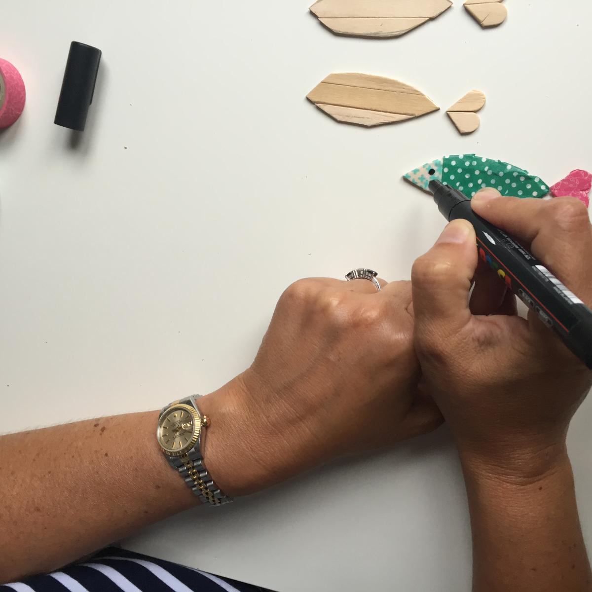 con un rotulador pintamos el ojo