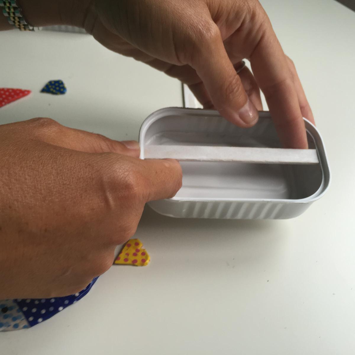 introducimos el palo en la parte delantera de la lata