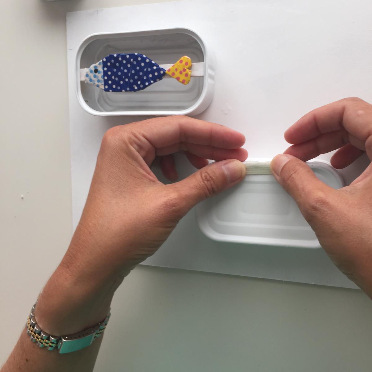 ponemos cinta de doble cara en la lata