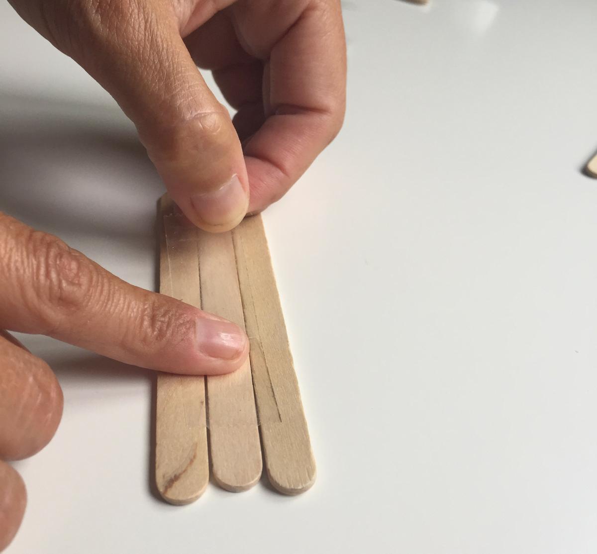 unimos tres palos con celo